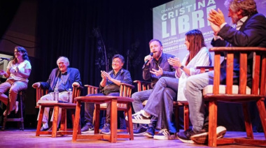 "Cristina Libre": militantes y vecinos colmaron la Biblioteca Mentruyt para exigir la libertad de la ex presidenta