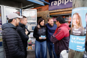 Otermín recorrió las mesas de Fuerza Patria en Lomas y llamó a votar por la comunidad